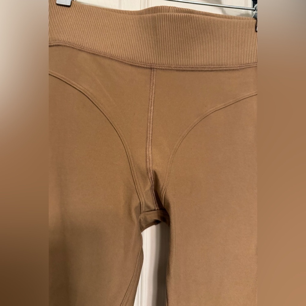 Alo yoga pants with soft ribbed contrast- - Picture 3 of 4